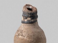 Aeg T 41  Aeg T 41, Ende 6. bis 12. Dynastie, Zylinderhalsgefäß, Ton mit Leinwandstreifen, H 15,0 cm, größter Dm 8,5 cm : Bestandskatalog Ägypten, Museumsfoto: Claus Cordes
